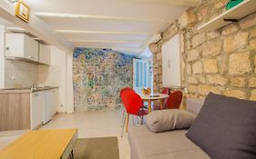 Honey Art Apartment